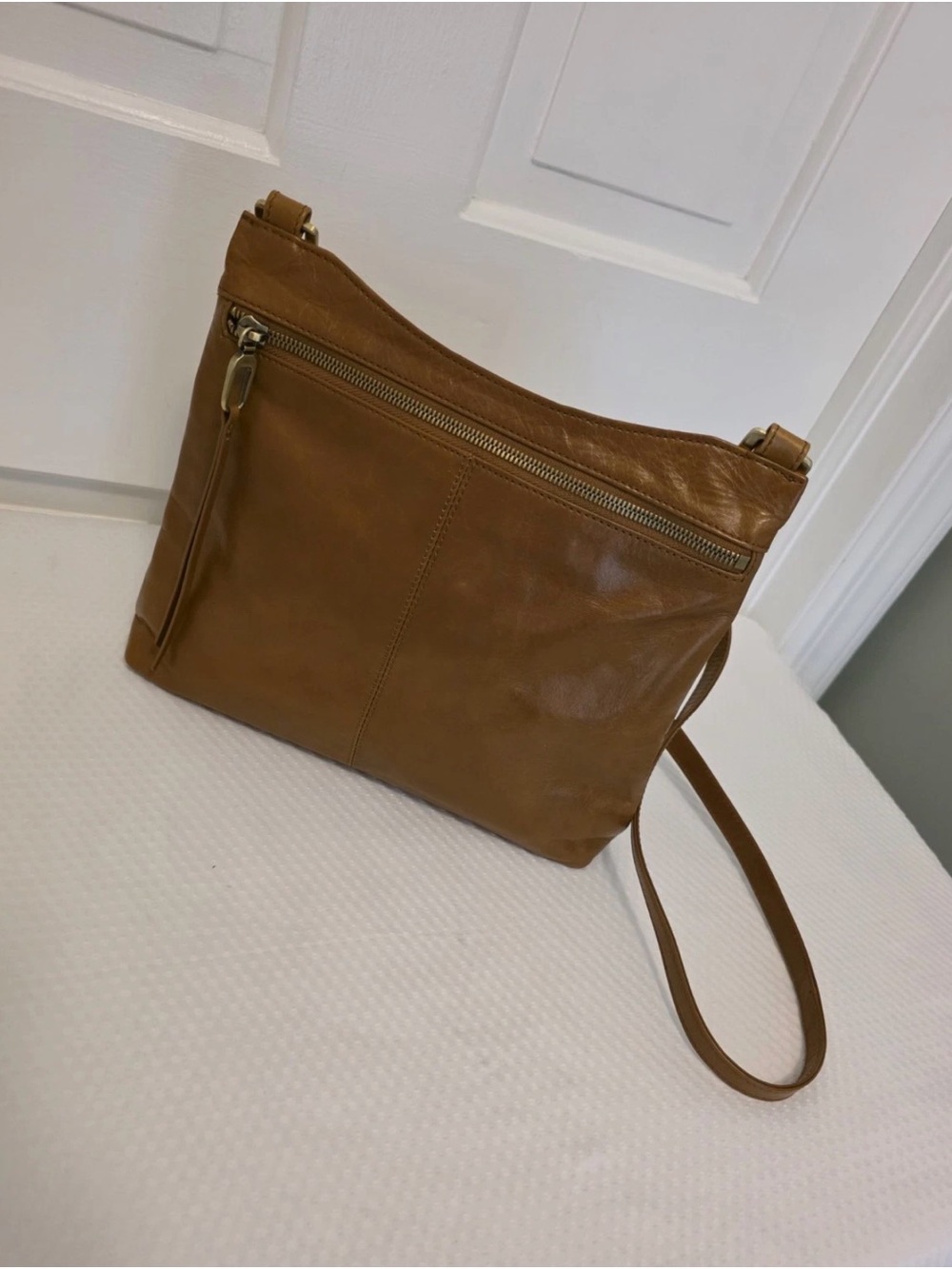 HOBO Cambel Cognac Brown Leather Crossbody Bag with Zip close, Classic 228$ new